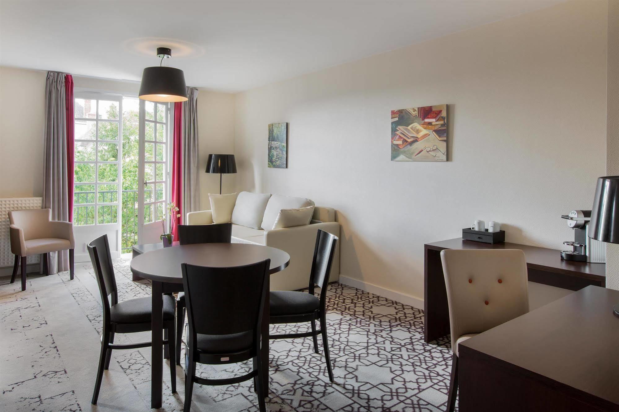 Best Western Blanche De Castille Dourdan Exterior photo